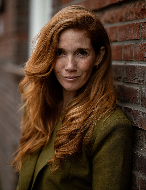 Vrouwelijk model met rood haar Le B.