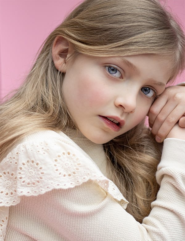 kindermodel met blond haar mila