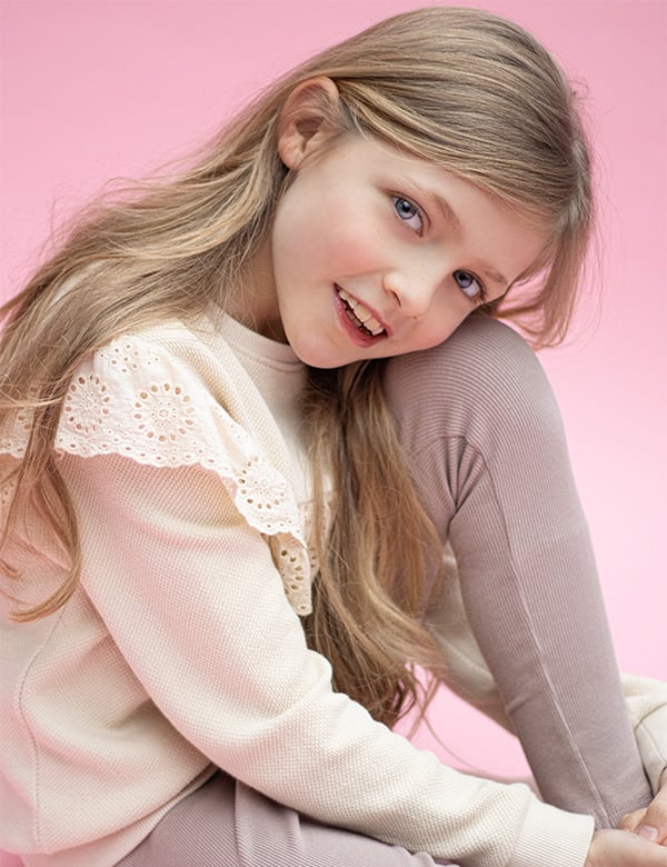 kindermodel met blond haar mila