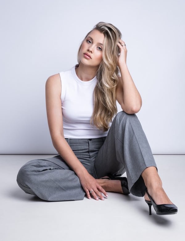 Vrouwelijk model met lang blond haar Nikki S.