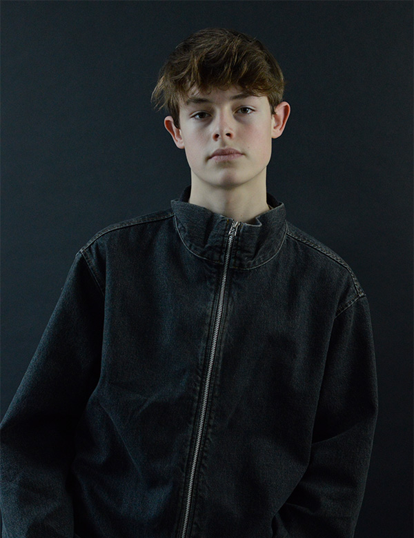 Mannelijk model met bruin haar Sep