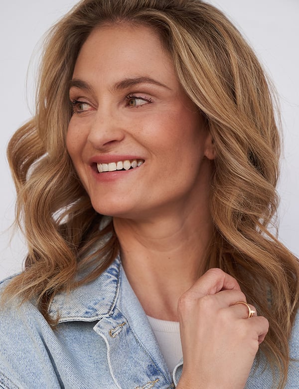 Model Vrouwelijk model met blond haar en blauwe ogen stephanie k.