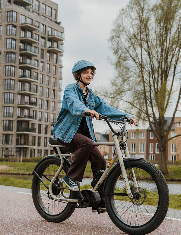 Vrouwelijk model krullend haar Amber