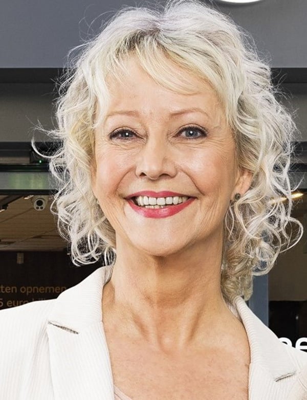 Vrouwelijk model wit haar Anne