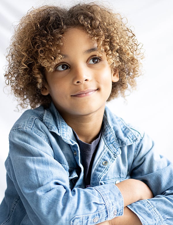 kindermodel donker blond haar krullen