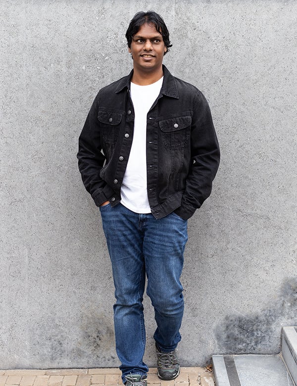 Mannelijk model met kort zwart haar Emile V.