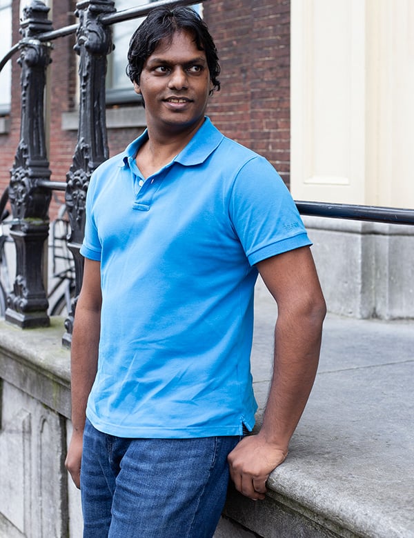 Mannelijk model met kort zwart haar Emile V.