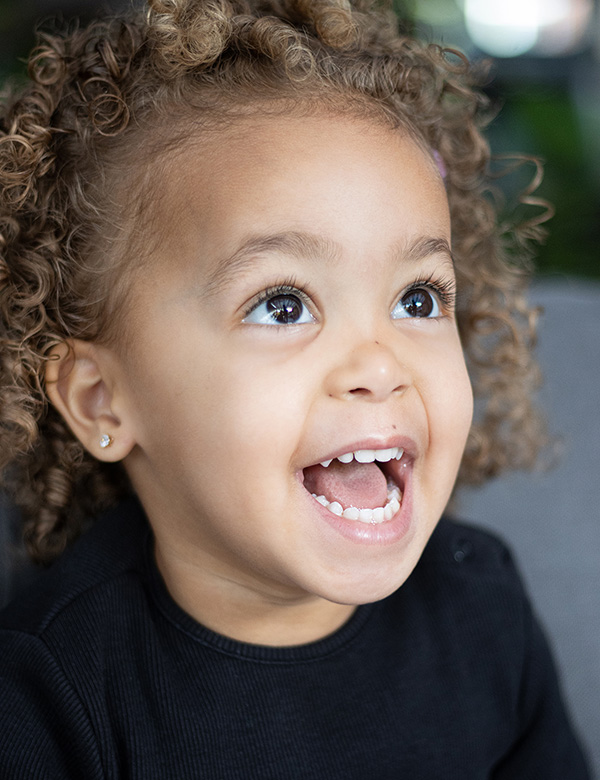 Kindermodel meisje bruin krullend haar Fajah