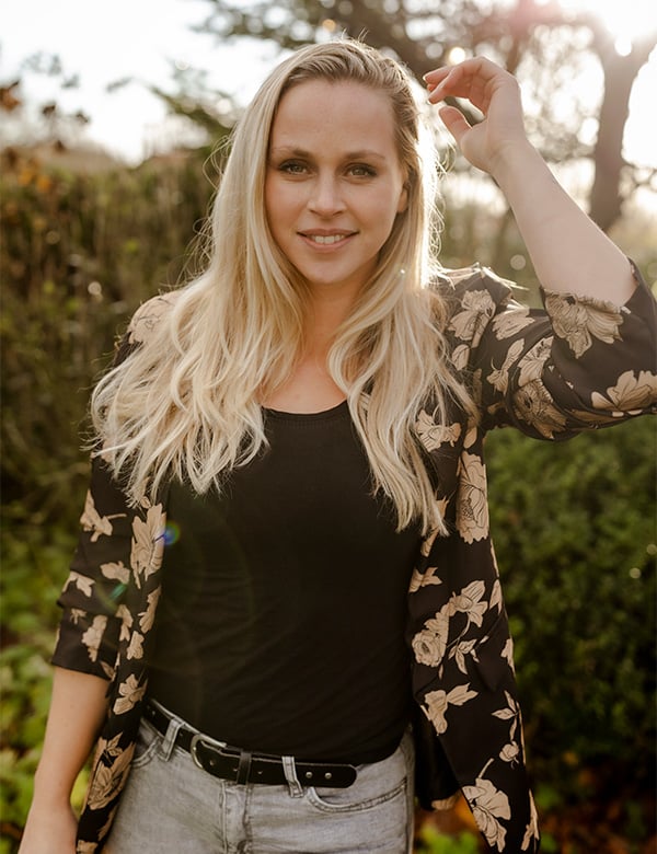 Vrouwelijk model met blond haar Leoni G.