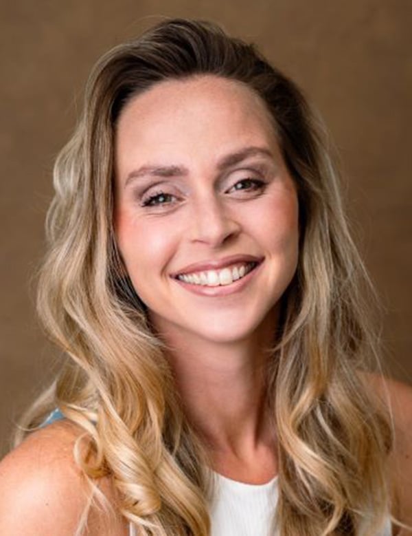 Vrouwelijk model met blond haar leoni g.