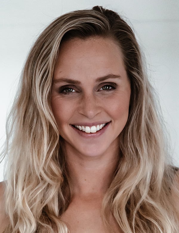 Vrouwelijk model met blond haar en groene ogen leoni g.
