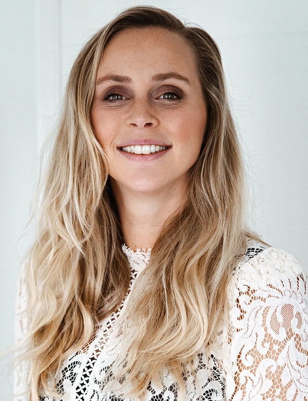 Vrouwelijk model met blond haar en groene ogen Leoni G.