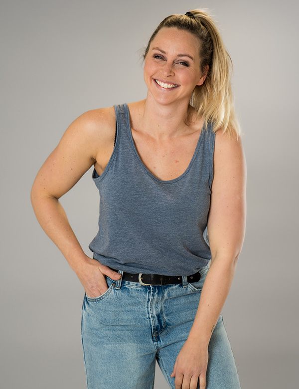Vrouwelijk model met blond haar en groene ogen Leoni G.