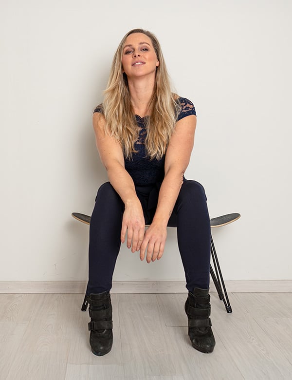 Vrouwelijk model met blond haar en groene ogen Leoni G.