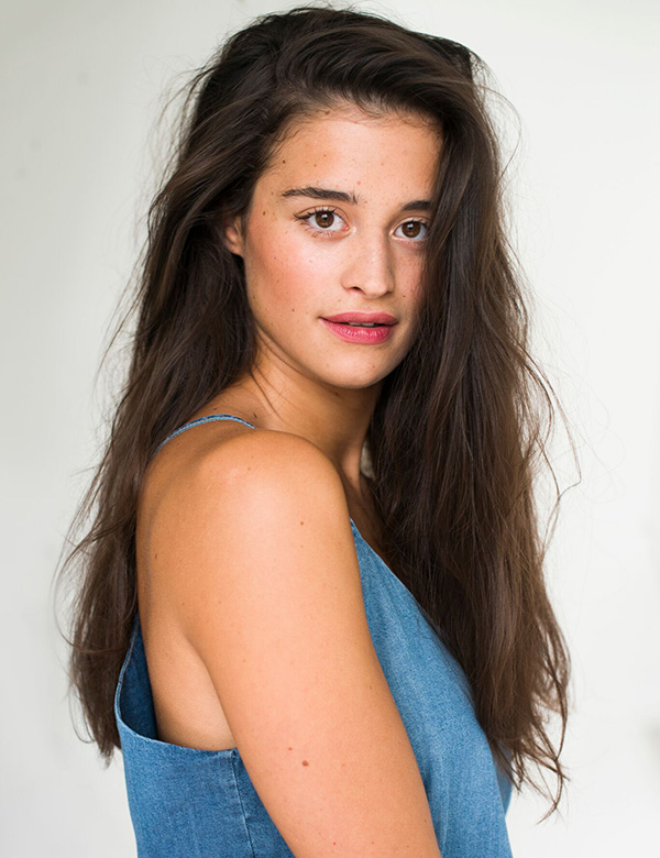 Vrouwelijk model bruin lang haar Noortje B.