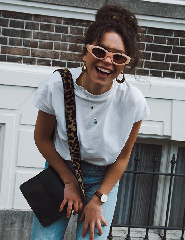 Vrouwelijk model lang bruin haar Ornella