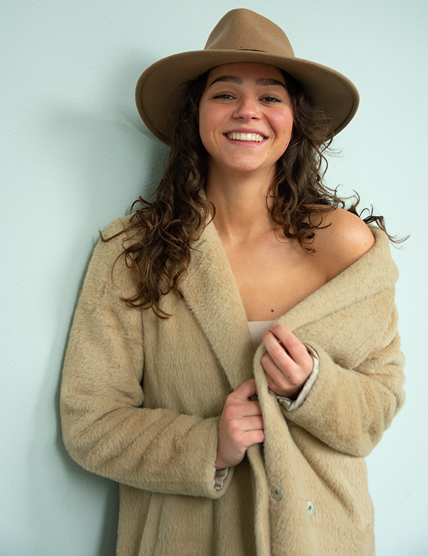 Vrouwelijk model lang bruin haar Ornella