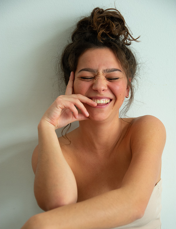 Vrouwelijk model lang bruin haar Ornella