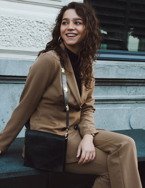 Vrouwelijk fotomodel met bruin haar Ornella