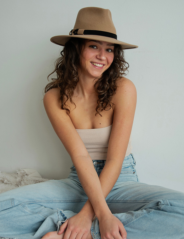 Vrouwelijk model lang bruin haar Ornella