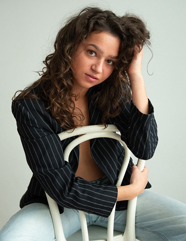 Vrouwelijk model lang bruin haar Ornella