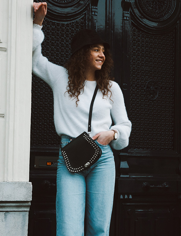 Vrouwelijk model lang bruin haar Ornella