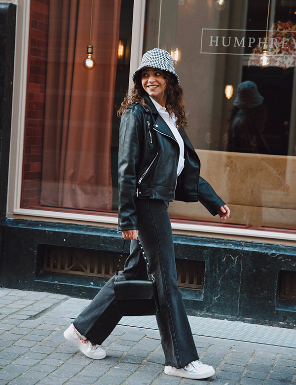 Vrouwelijk model lang bruin haar Ornella