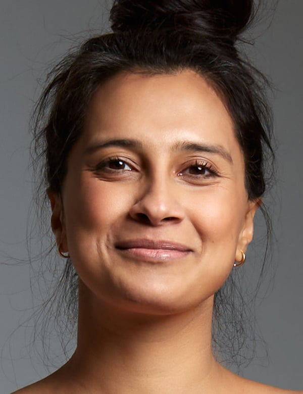 Vrouwelijk model met bruin haar Parul