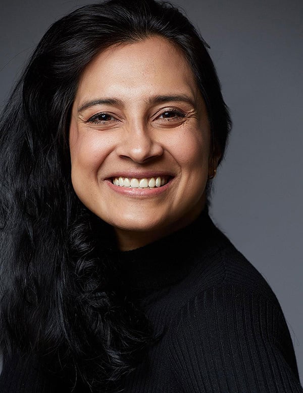 Vrouwelijk model met zwart haar parul
