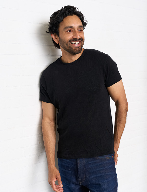 Mannelijk model met donderbruin haar Saeed S.