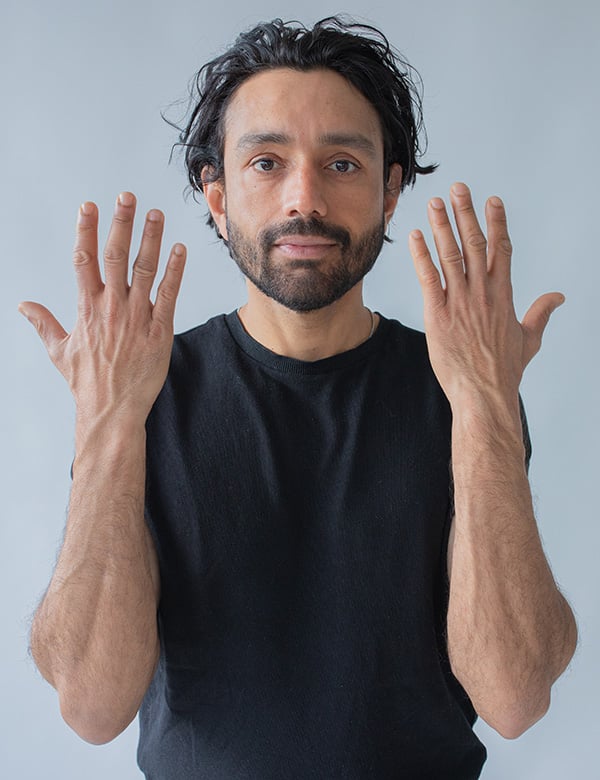 Mannelijk model met zwart haar en bruine ogen Saeed.