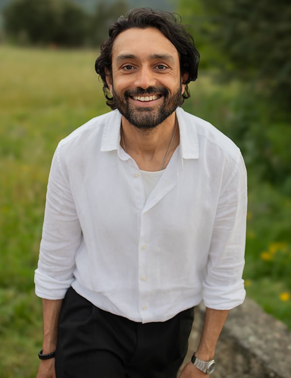 Mannelijk model met zwart haar en bruine ogen Saeed.