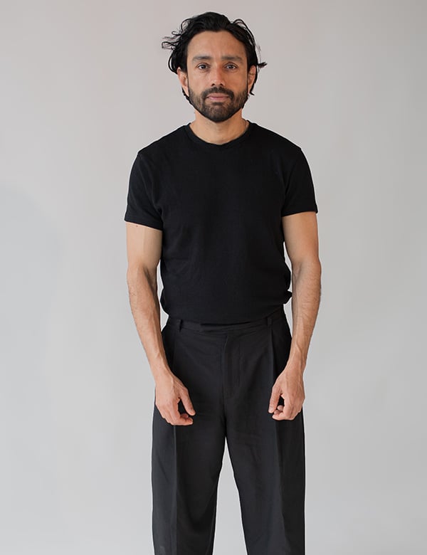 Mannelijk model met zwart haar en bruine ogen Saeed.