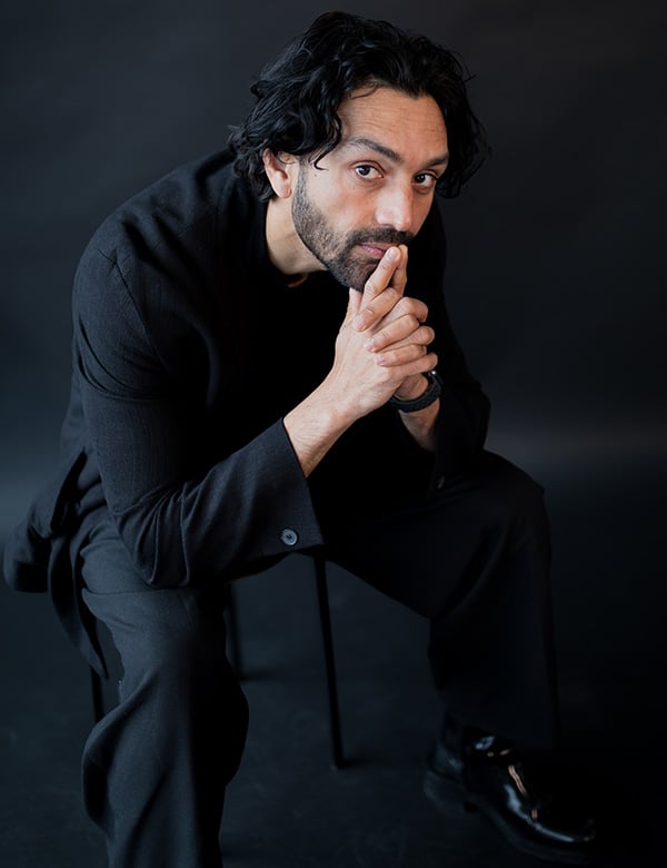 Mannelijk model met zwart haar en bruine ogen Saeed.