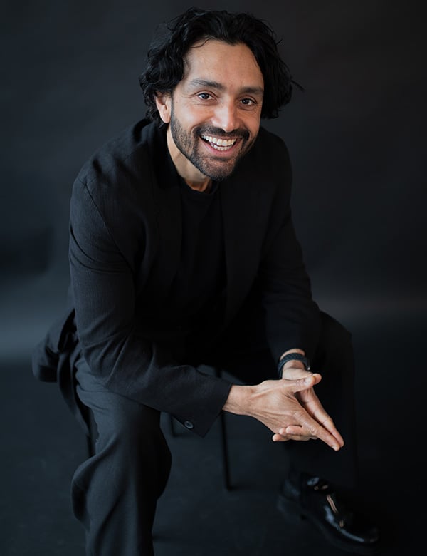 Mannelijk model met zwart haar en bruine ogen Saeed.