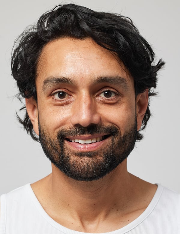Saeed is een mannelijk model met bruine ogen en zwart haar.