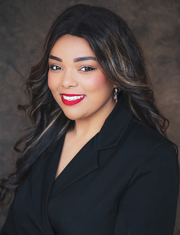 vrouwelijk model met donker haar Soraya b.