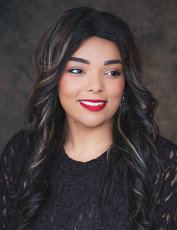 vrouwelijk model met donker haar Soraya b.