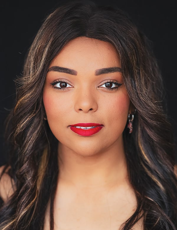 vrouwelijk model met donker haar Soraya b.