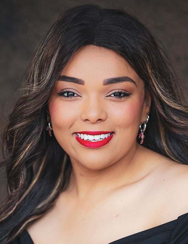 Vrouwelijk model met donker haar soraya b.