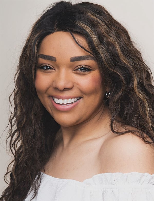 Vrouwelijk model met donkerbruin haar soraya b.