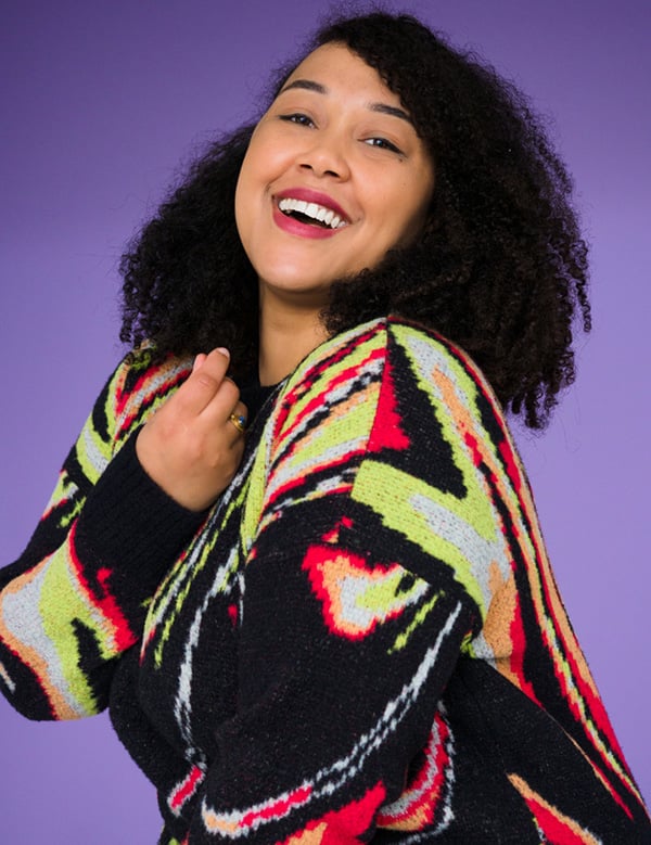 Vrouwelijk model met krullend haar Yvette