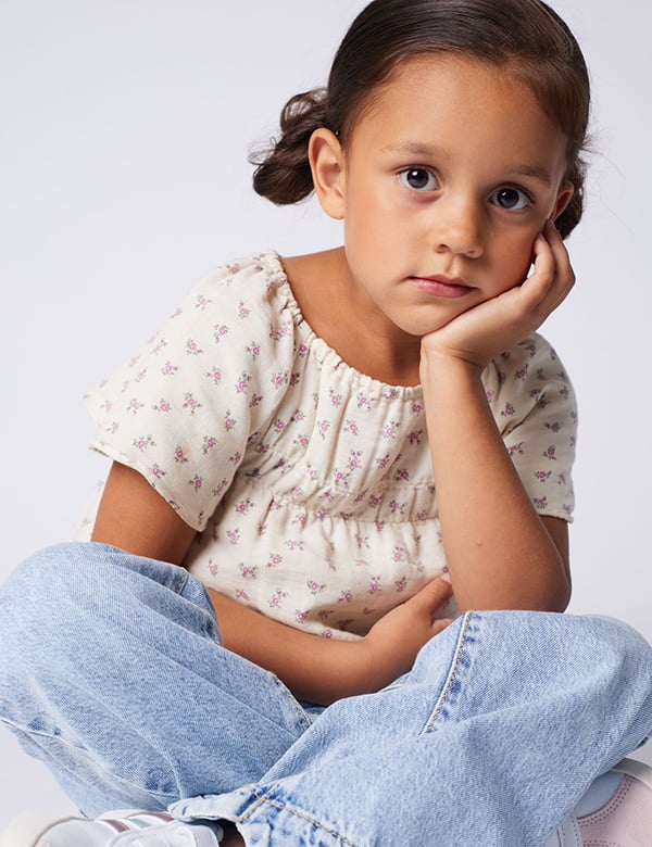Kindermodel met bruin haar Ana Mirai.