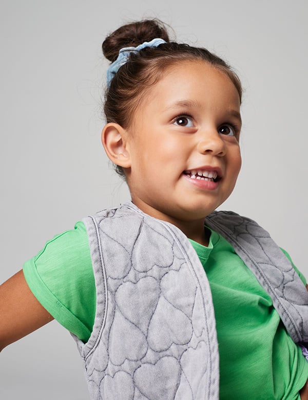 Kindermodel met bruin haar Ana Mirai.