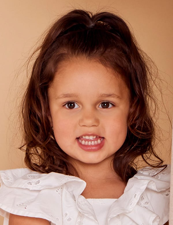Kindermodel met bruin haar ana mirai
