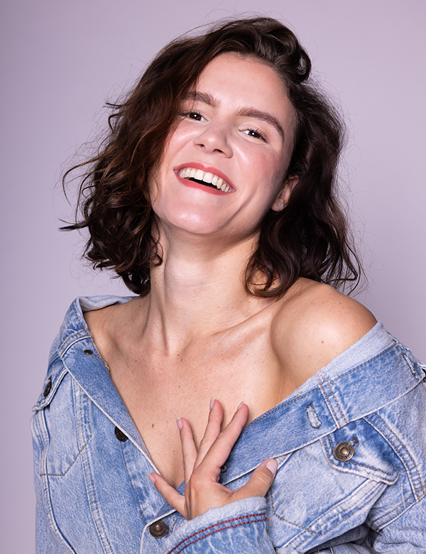 Vrouwelijk model met bruin haar Coco.