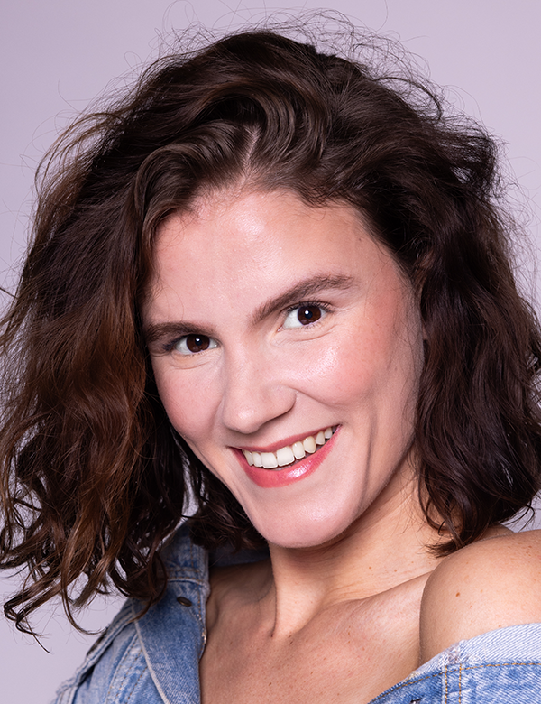 Vrouwelijk model met bruin haar coco.