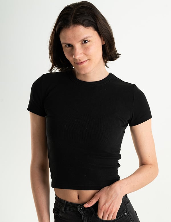 vrouwelijk model met donker haar Coco.