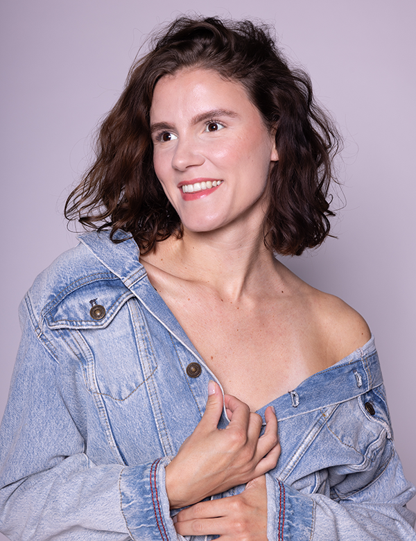 Vrouwelijk model met bruin haar Coco.