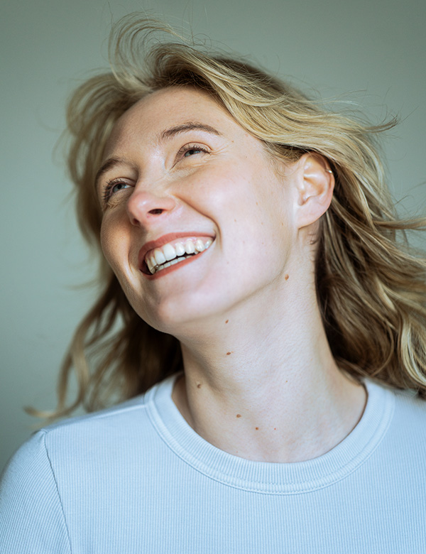 Vrouwelijk model met blond haar Donna-jo